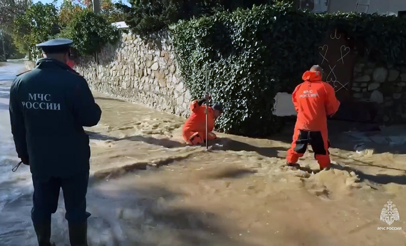 Алупка вода на дороге