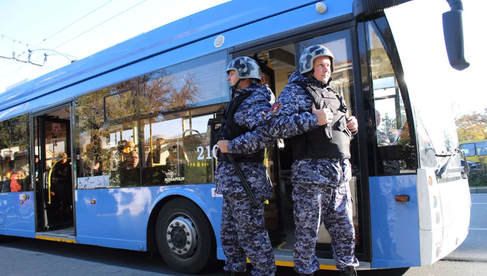 Пьяный пассажир устроил дебош в севастопольском троллейбусе 