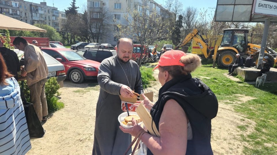 Малоимущим в Севастополе раздали продукты и рассказали о празднике Благовещения (фото)