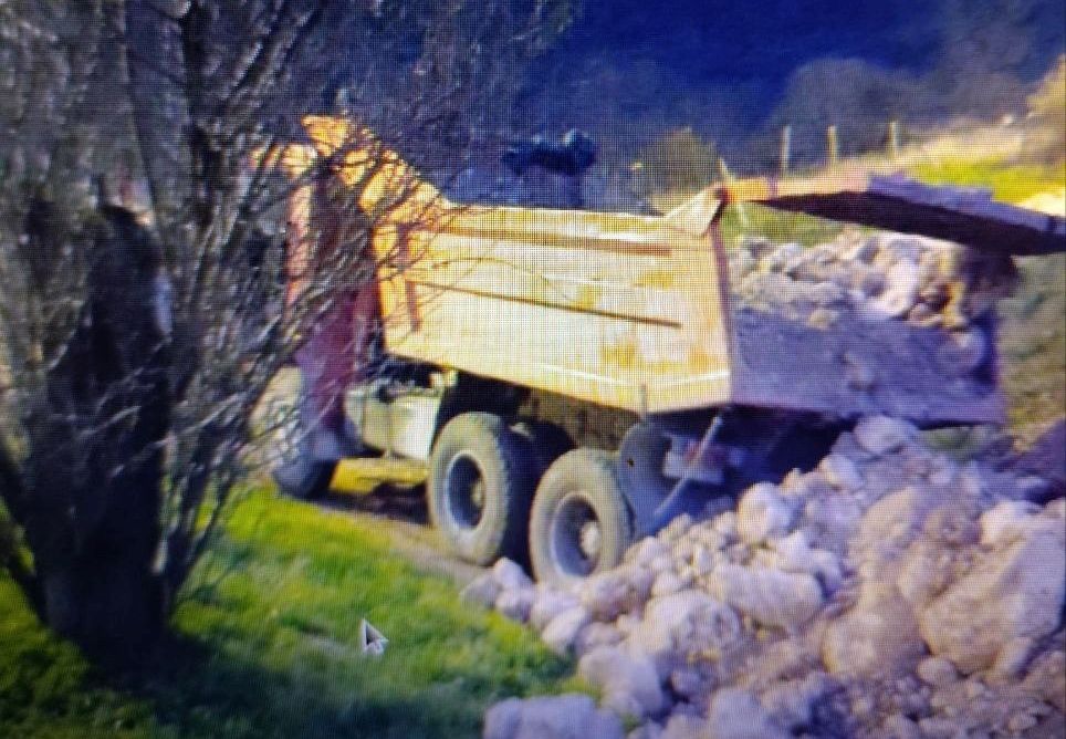 В Севастополе водителей грузовиков заставляют убрать оставленные ими свалки