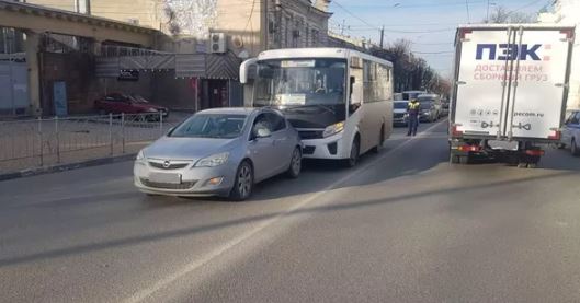 Двое детей пострадали при ДТП с автобусом в центре Симферополя