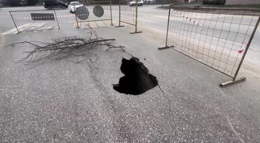 На перекрестке в Керчи провалилась дорога
