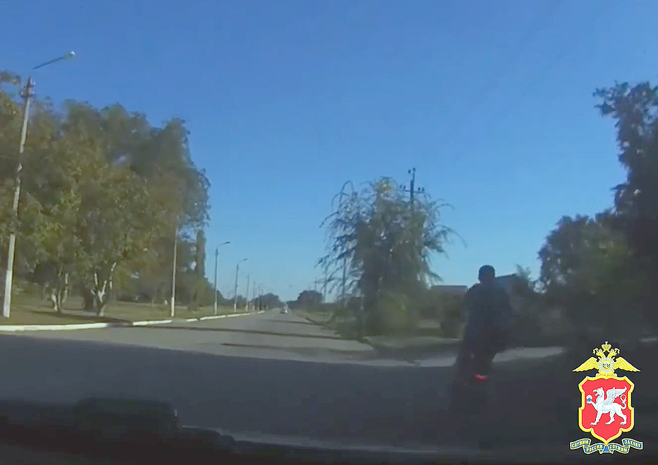 В Крыму автоинспекторы задержали пьяного электросамокатчика (ВИДЕО)