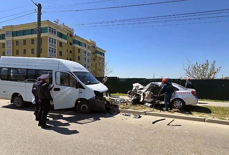 Семь человек пострадали в ДТП с участием микроавтобуса и учебного автомобиля в Керчи