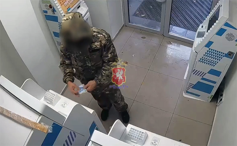 Севастополец присвоил найденные в купюроприемнике банкомата 183 тыс. рублей (видео)