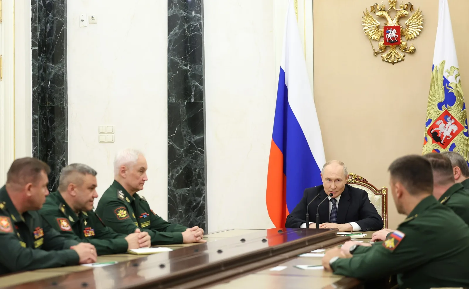 Владимир Путин провел перестановки в руководстве группировок в зоне спецоперации
