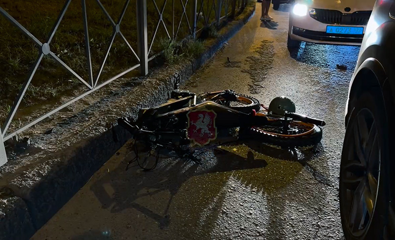 В Севастополе в массовом ДТП, устроенном водителем BMW, пострадал водитель электровелосипеда