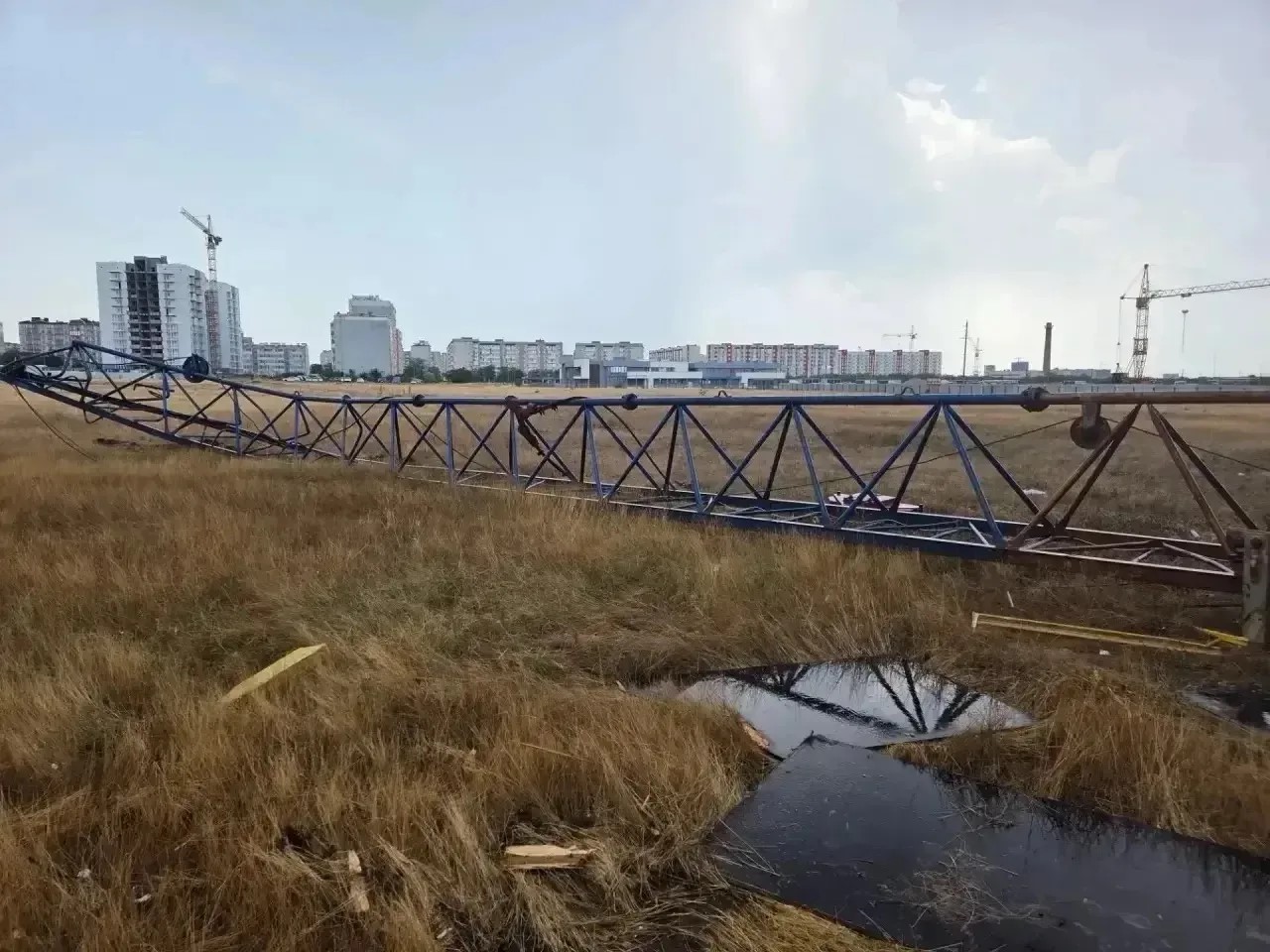 Крановщица пострадала при падении башенного крана на стройке в Евпатории