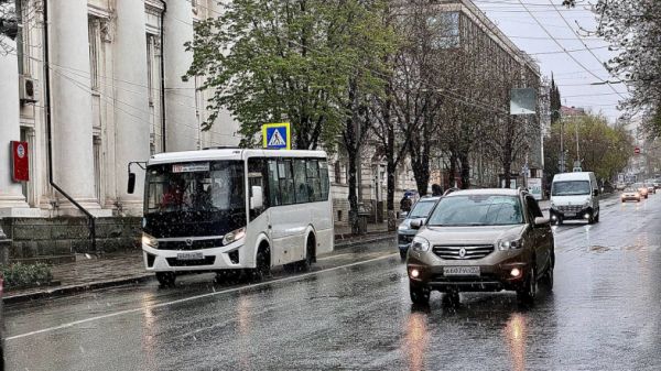 Севастопольцев на летней резине просят отказаться от поездок в непогоду