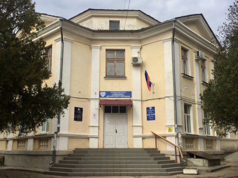 Севастопольская больница продолжает работу после попадания в неё обломков беспилотника