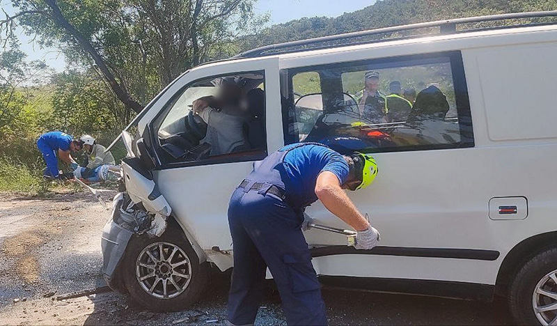 В Крыму в столкновении легковушки и микроавтобуса в салонах авто зажало двоих человек (ФОТО)