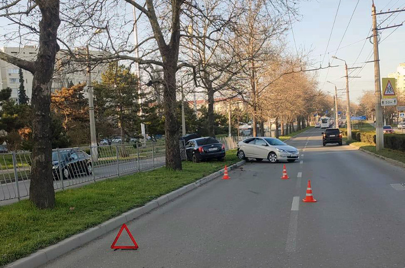 В Севастополе в ДТП с участием трех автомобилей пострадал пожилой водитель