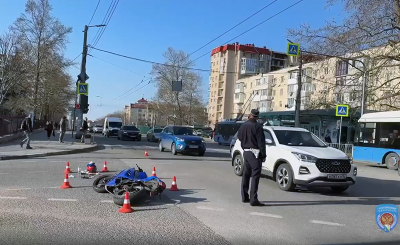 В Севастополе водитель электробайка сбил на переходе несовершеннолетнего пешехода (ВИДЕО)