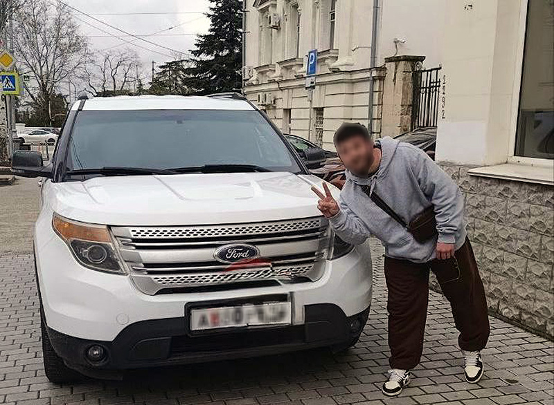 Фотосессия с припаркованным на тротуаре автомобилем обернулась для севастопольского водителя штрафом