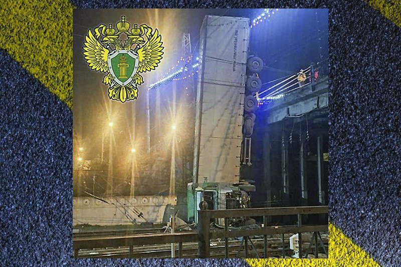 В Симферополе фура рухнула с моста на ж/д пути и перекрыла их