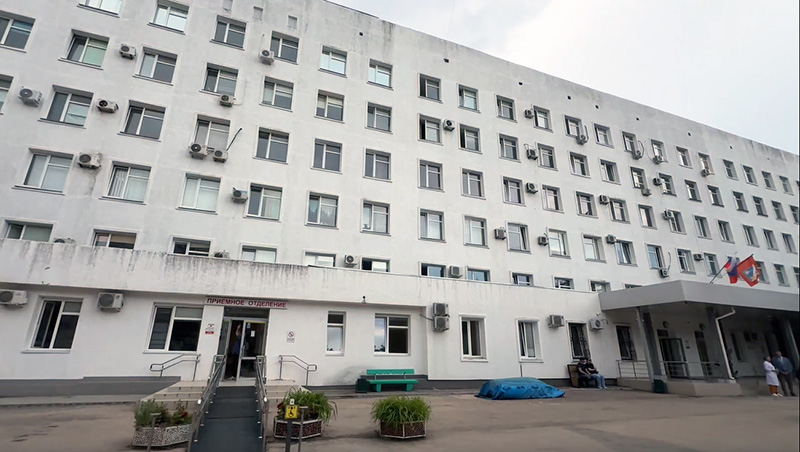 Все десять школьников, пострадавших при обрушении балкона в школе №13, остаются в больнице