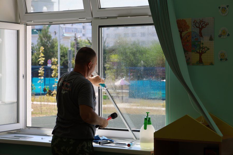 Окна 28 учебных заведений Севастополя уже защищены специальной пленкой
