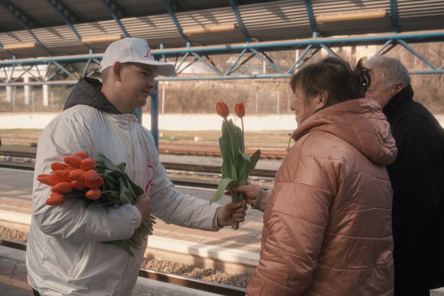 Женщинам в Севастополе раздали цветы 