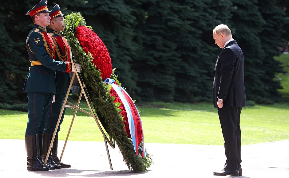 Владимир Путин возложил венок к Могиле Неизвестного Солдата (видео)