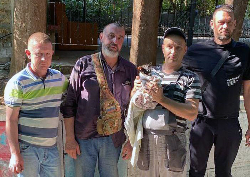 В Ялте сотрудники управляющей компании спасли застрявшего в трубе котенка