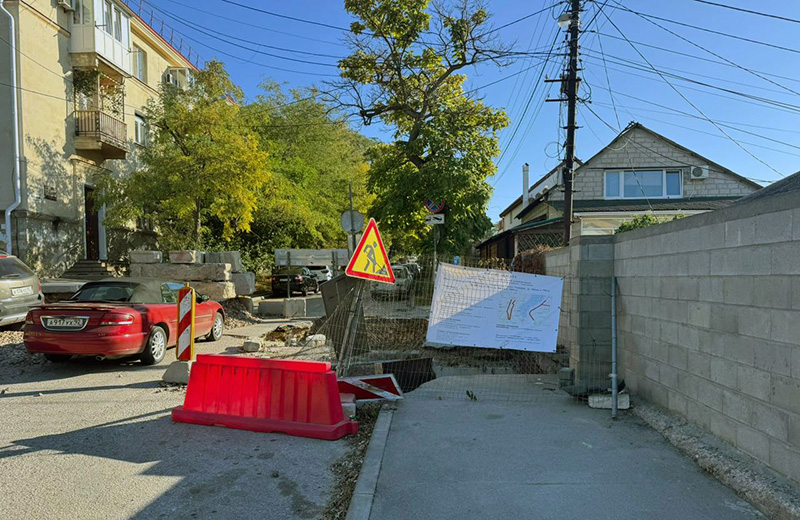 В Севастополе на ул. Лазаревской растут яма и прибыль ее «ликвидатора»