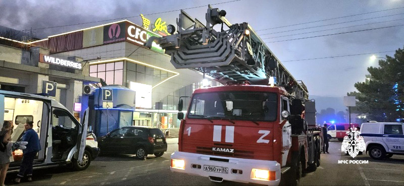 В Симферополе более семи часов тушили пожар в торговом центре (фото)