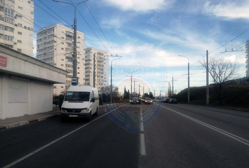 В Севастополе пенсионерка выпала из маршрутки