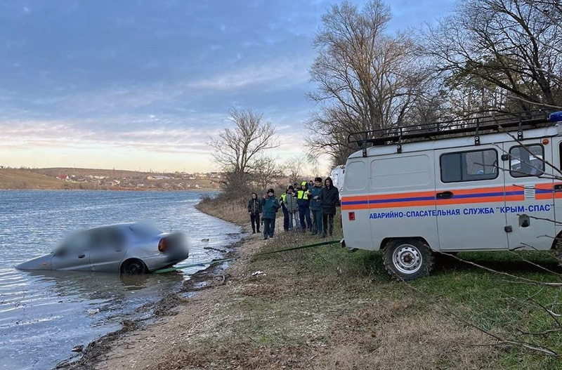 В Симферопольском районе в водохранилище скатилось авто — погибли два человека и собака (видео)