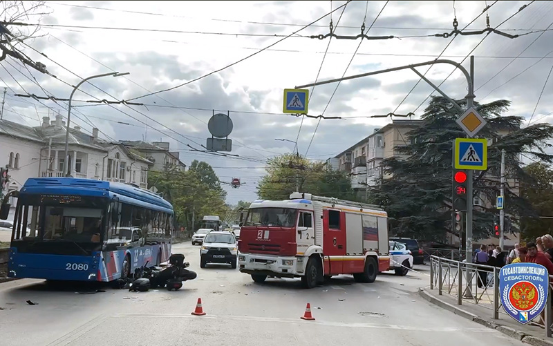 В Севастополе произошло ДТП с участием мотоцикла, пожарной машины и троллейбуса (видео)