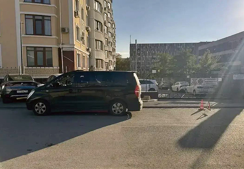 В Симферополе 3-летний ребенок выскочил на дорогу и попал под машину