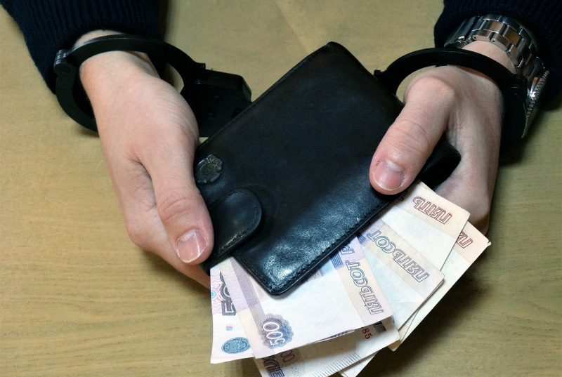 Севастополец взял в банкомате чужие деньги и стал фигурантом уголовного дела