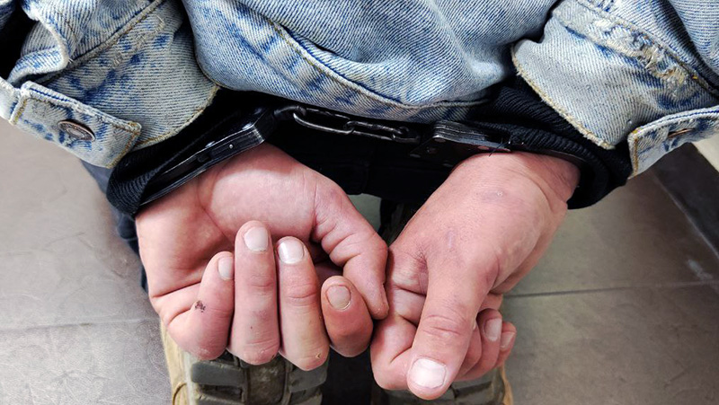 В Севастополе неадекватный мужчина угрожал ножницами убить пассажира автобуса (ВИДЕО)