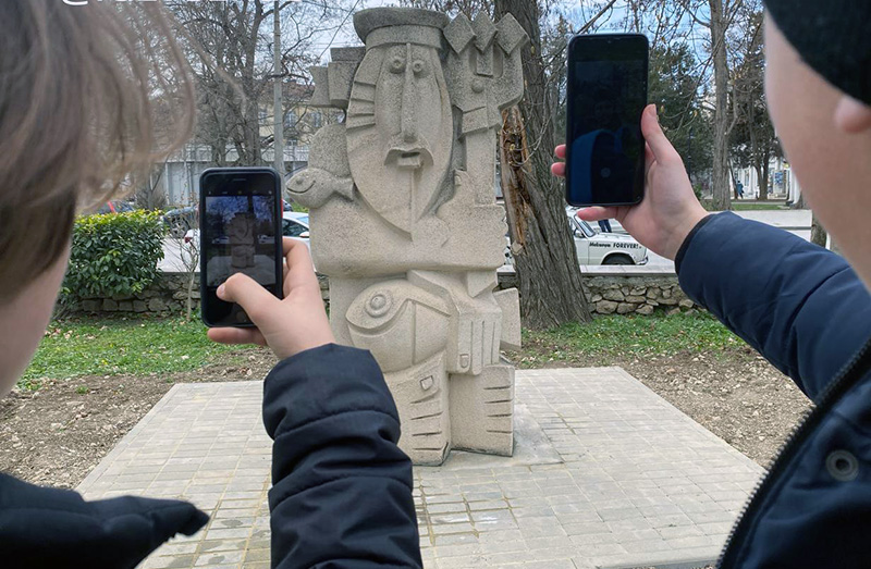 В севастопольском Комсомольском парке установили скульптуру Вячеслава Яковлева «Нептун»