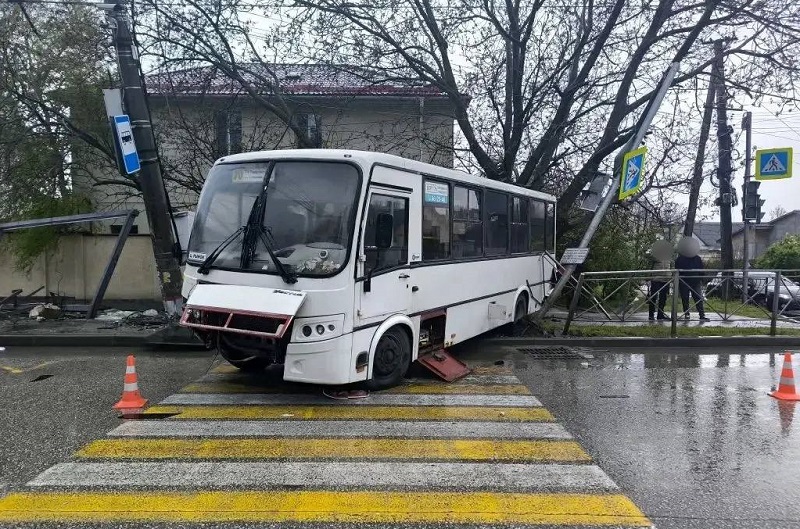 В Симферополе автобус снес остановку общественного транспорта — пострадала женщина (ФОТО)
