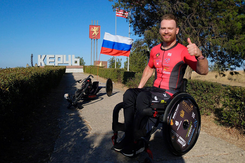 В Крым прибыл участник одиночного ультратриатлона «Импульс» — параатлет Ярослав Святославский (видео)