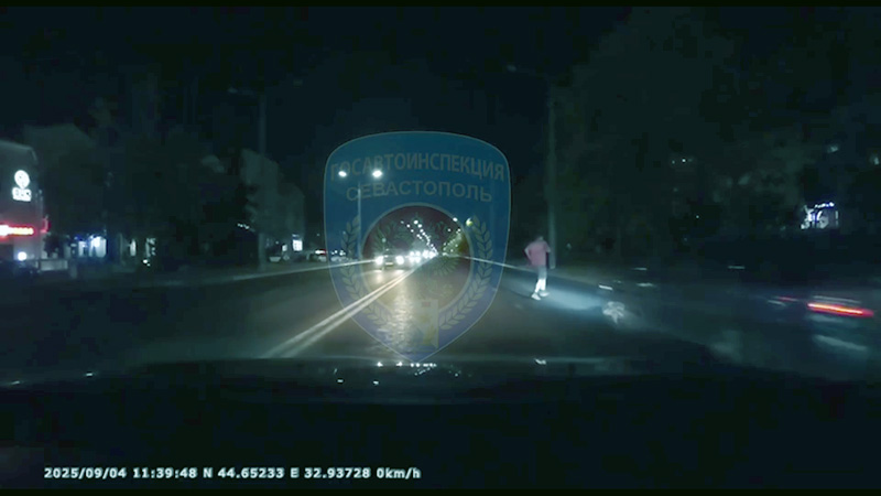 Мужчина попытался в темноте перебежать проспект Октябрьской революции и попал в больницу (ВИДЕО)