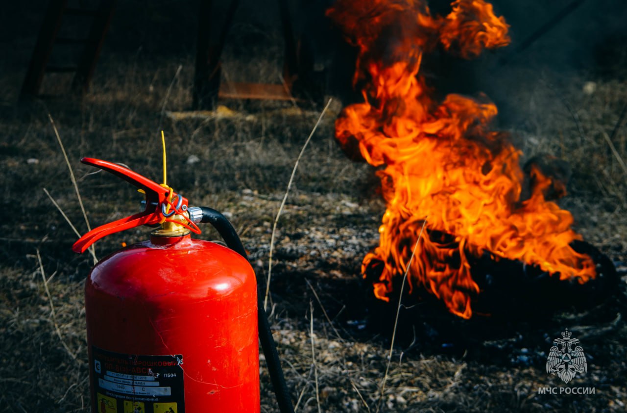 40 сотрудников МЧС тушат горящий бензовоз под Симферополем