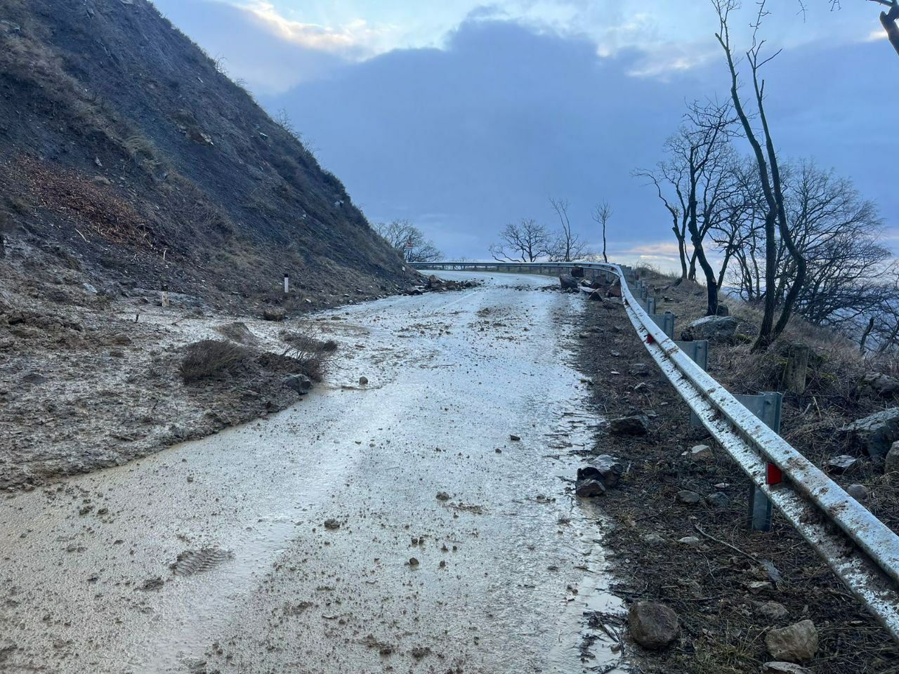 В Крыму из-за непогоды участок трассы подтопило селевыми потоками