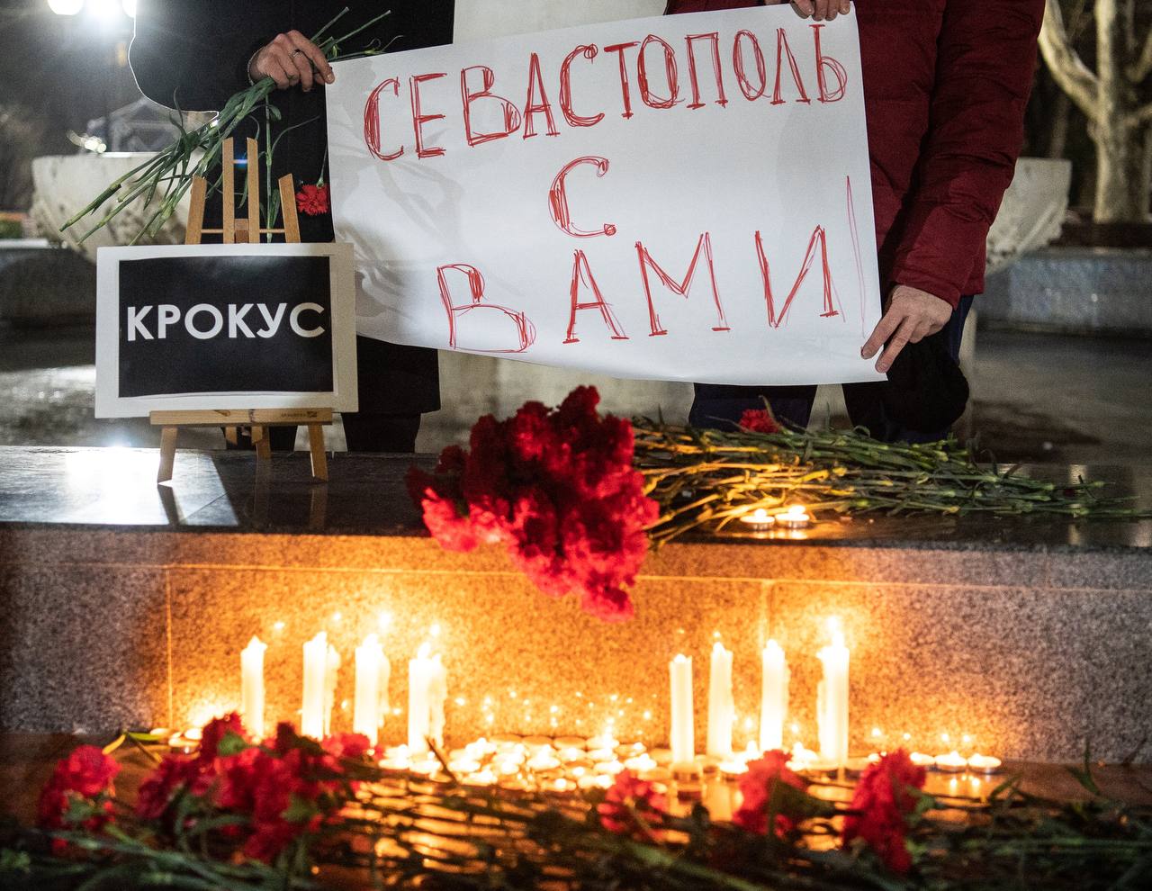 Севастопольцы несут цветы в память о погибших в результате теракта 