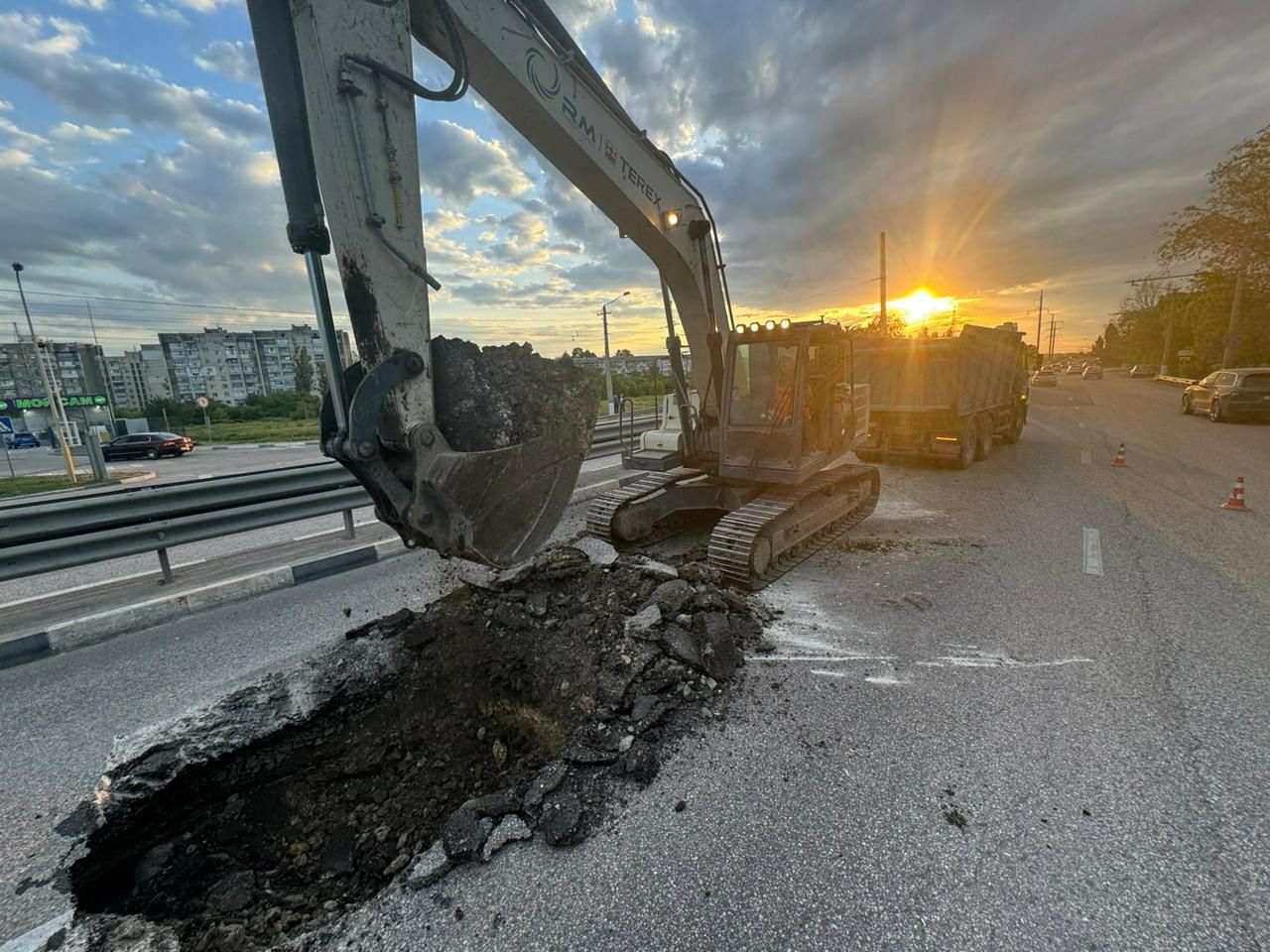 На дороге Симферополь – Красноперекопск ремонтируют обрушившуюся проезжую часть