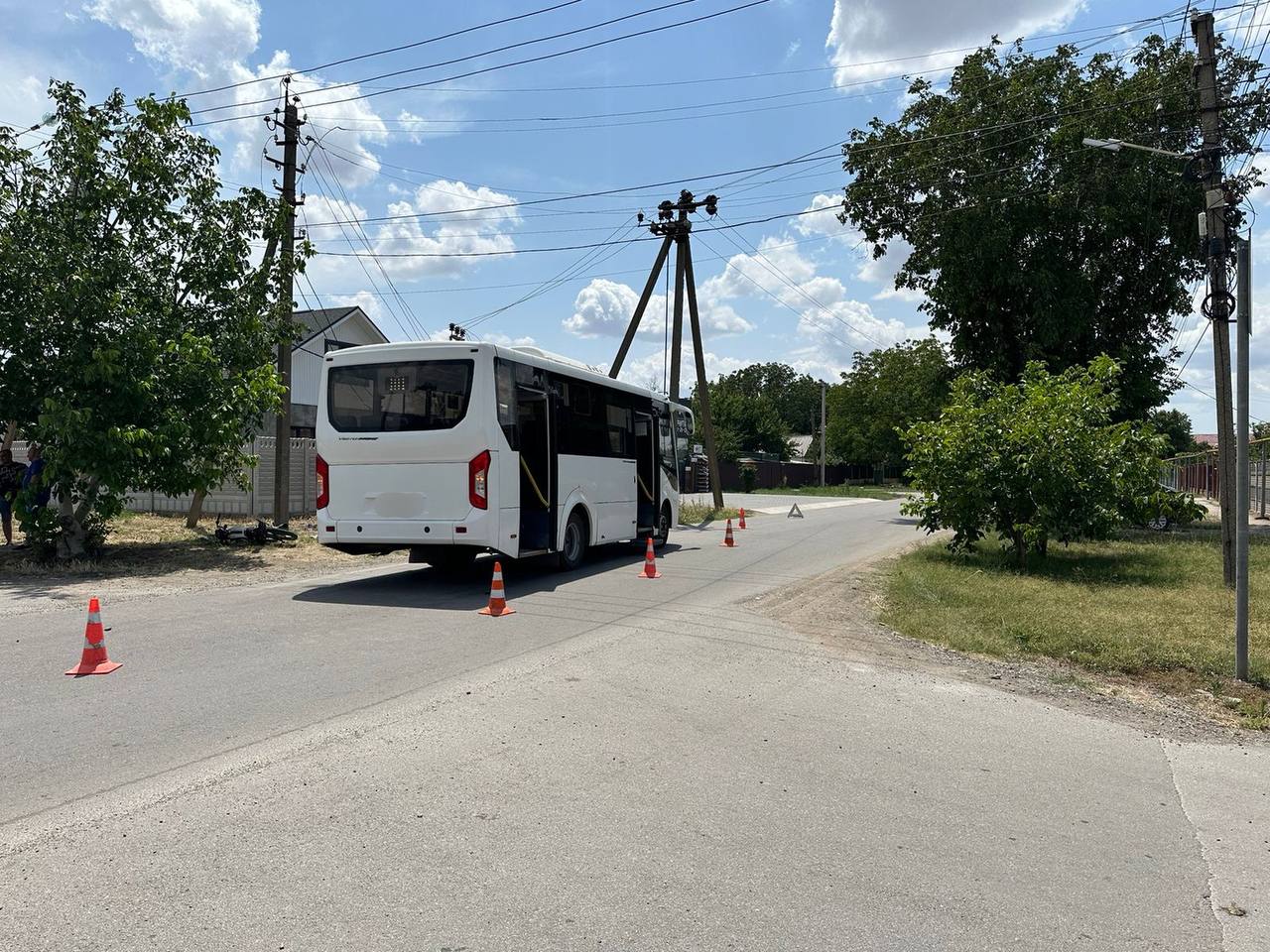 Пассажирский автобус в Крыму въехал в мопед с двумя подростками