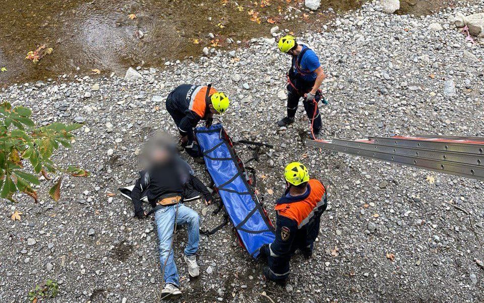В Крыму мужчина упал с восьмиметровой подпорной стены в русло реки