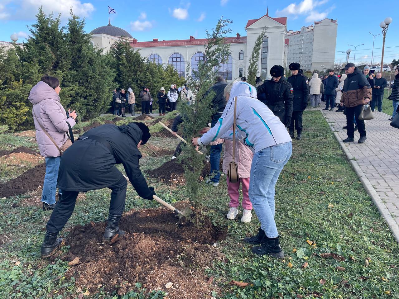 В Севастополе высадили кипарисы в память о героях СВО (ВИДЕО)