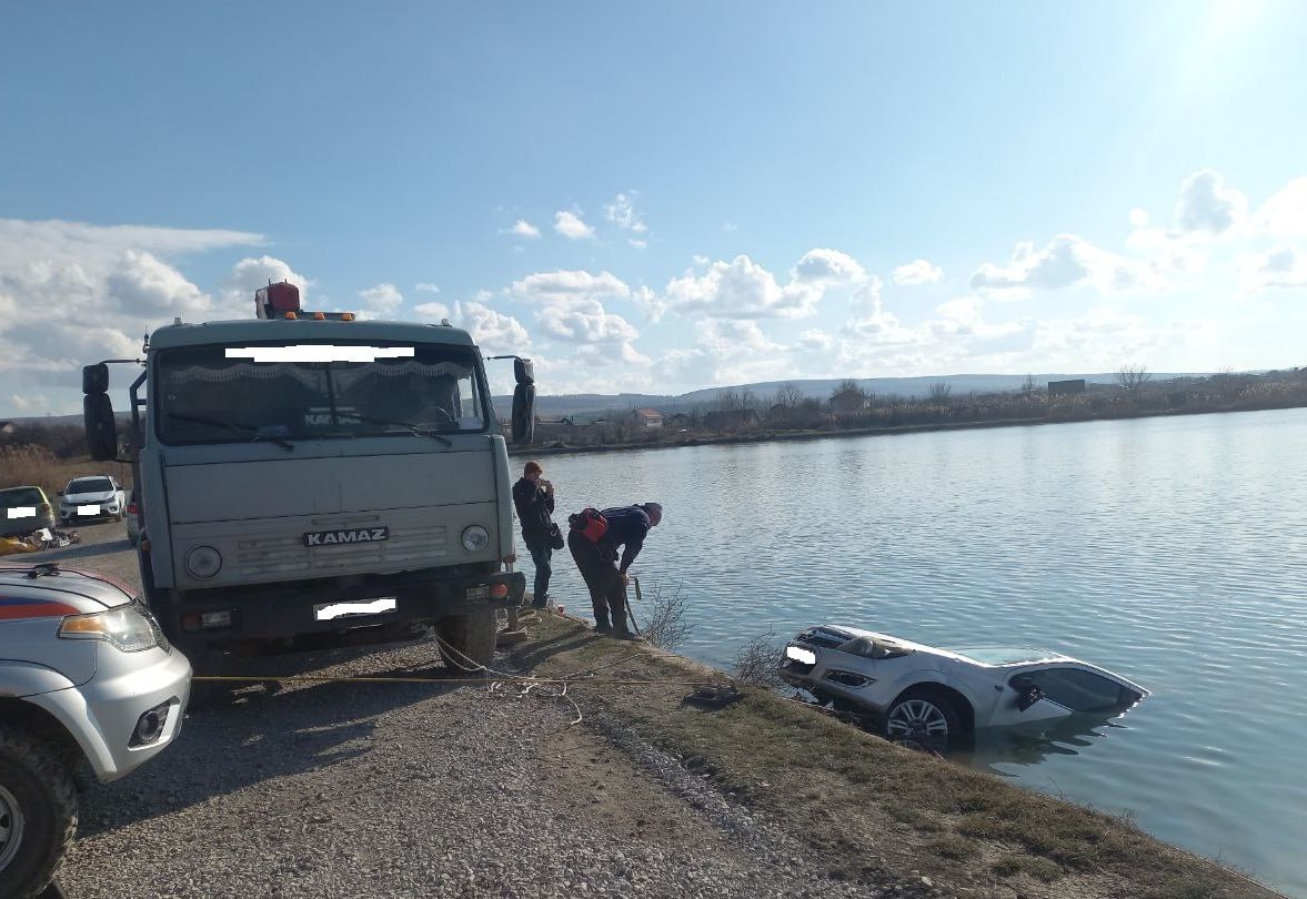 В Симферопольском районе достали из водоема затонувший автомобиль (ФОТО)