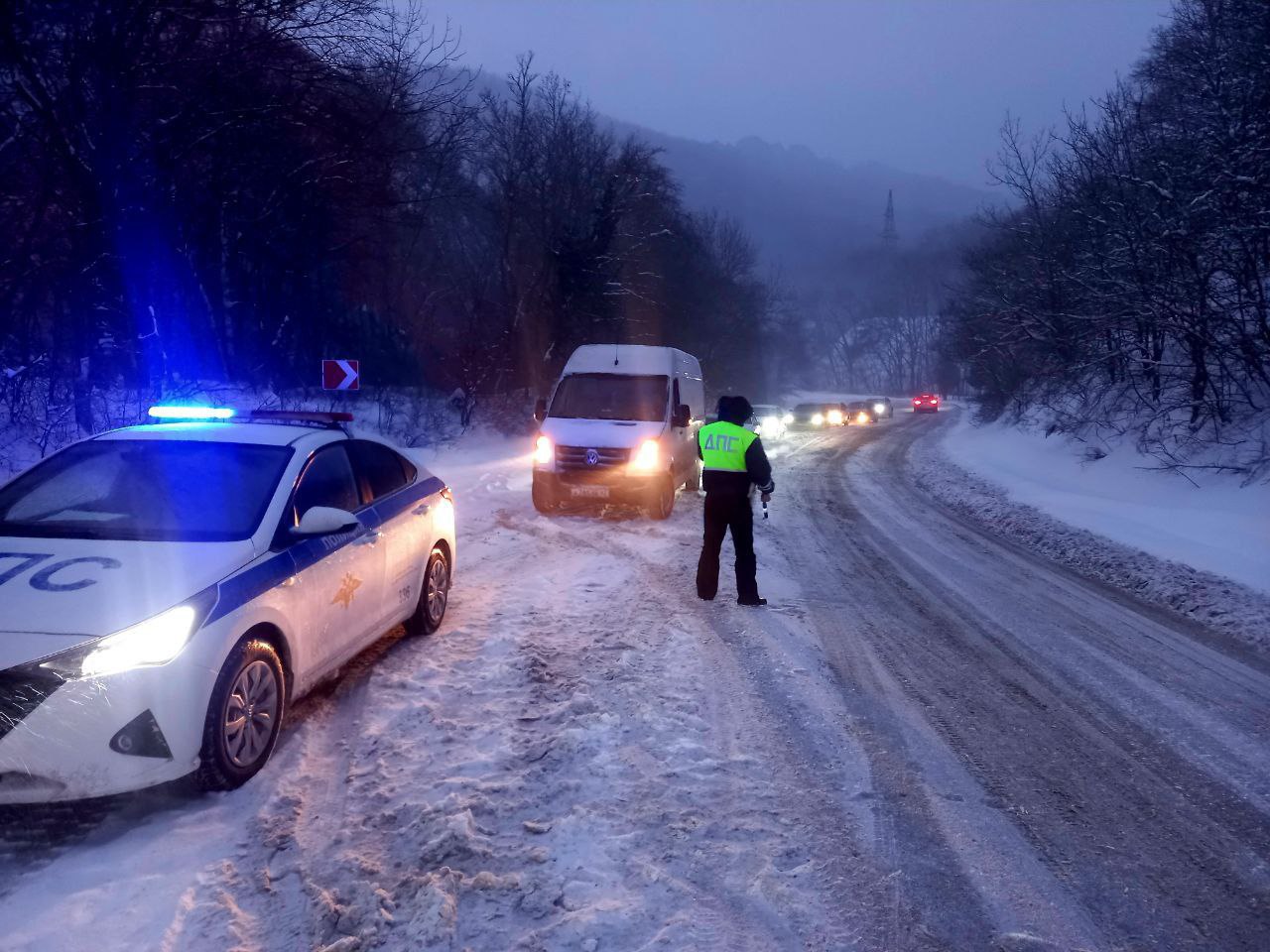 В Крыму спасатели дважды оказывали помощь автомобилистам в сложных погодных условиях