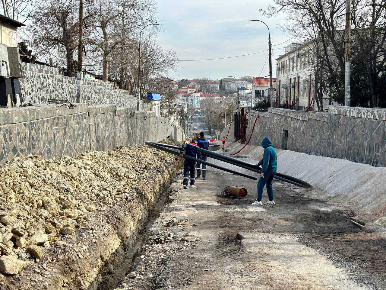 На улице Адмирала Октябрьского продолжается укладка временных коммуникаций 