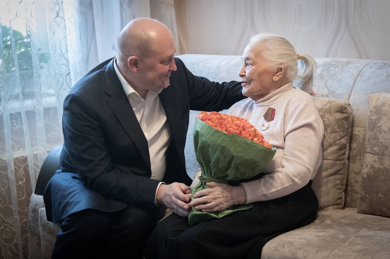 Участницам обороны Севастополя вручили юбилейные медали к 80-летию Победы (ФОТО, ВИДЕО)