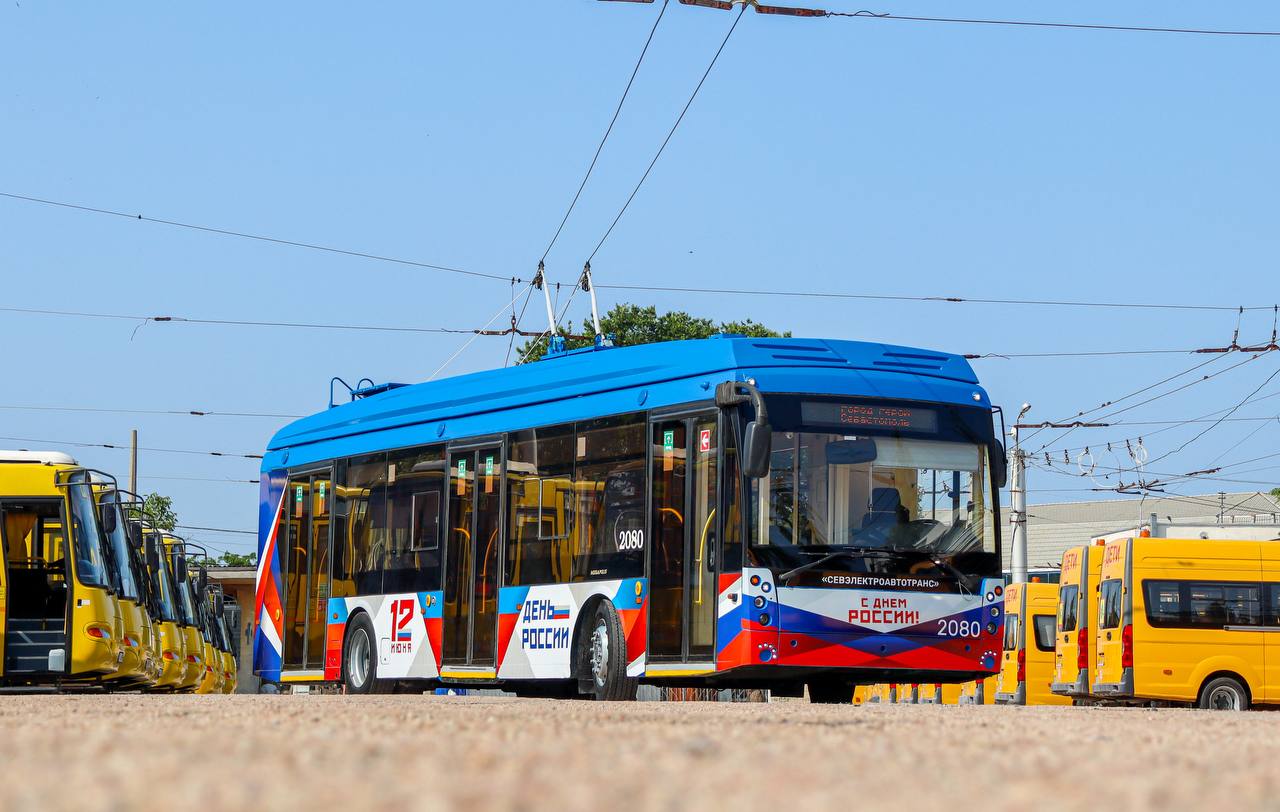 На улицы Севастополя вышел празднично оформленный транспорт
