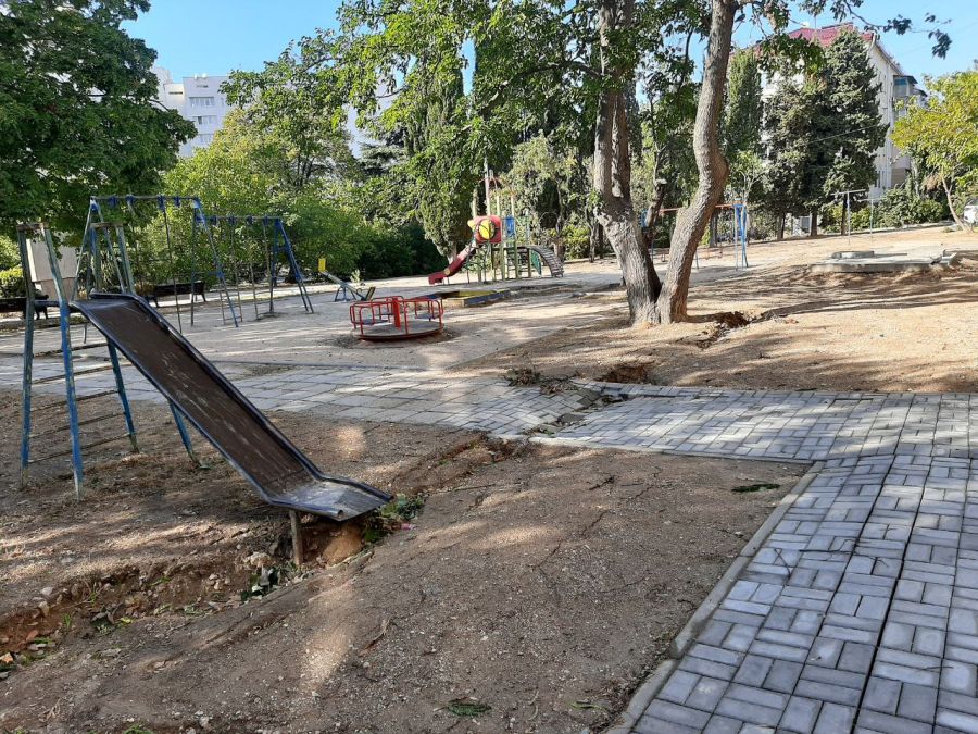 На детской площадке в Севастополе после ливня просела земля (ФОТО)
