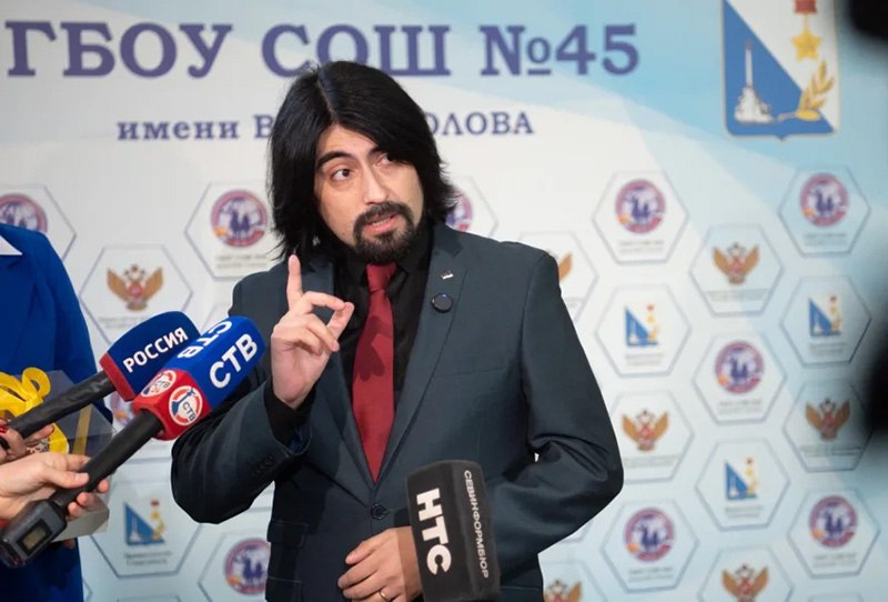 Севастопольских школьников навестил чилийский рок-тенор Игнасио Гомес Урра (ФОТО)